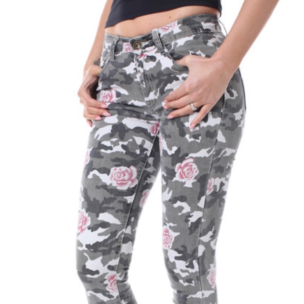 Indigo Thread Co. Woven Camo & Rose Printed Skinny Pants